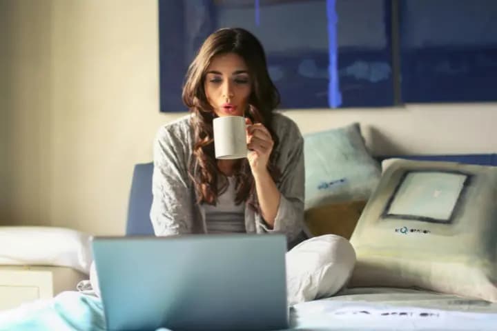 17 Kerja Online yang Bisa Dilakukan di Rumah 2023
