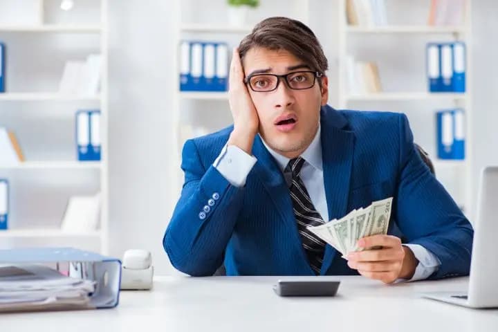 Hukum Perusahaan Menahan Gaji Karyawan, Bolehkah?