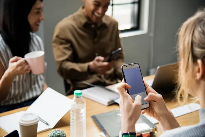 Perlukah Perusahaan Membatasi Sosial Media Karyawan? 