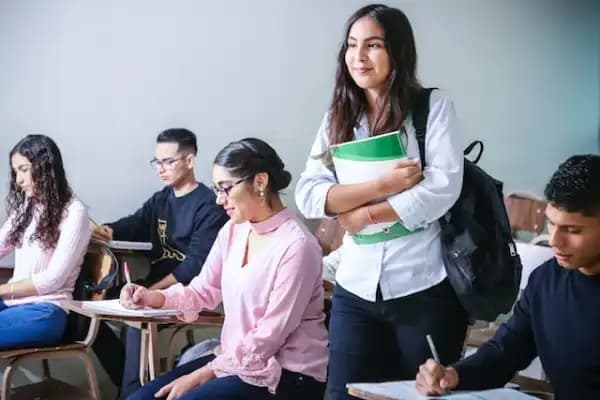 Pejuang Kuliah Sambil Kerja, Simak 8 Tips Ini untuk Kelancaran Pendidikan & Karir!