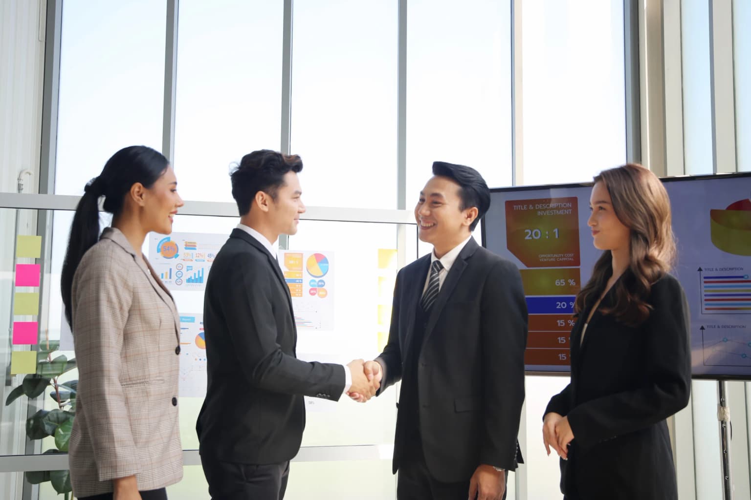 B2B: Pengertian, Karakteristik, Contoh dan Perbedaannya dengan B2C