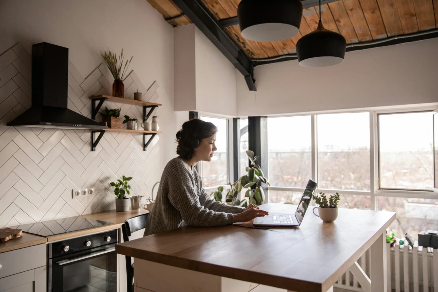 6 Cara Pantau Karyawan Saat Work From Home
