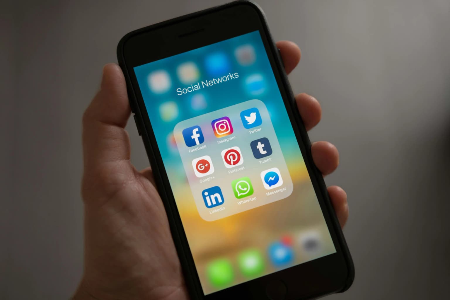 Tips Memanfaatkan Media Sosial untuk Karir Gemilang