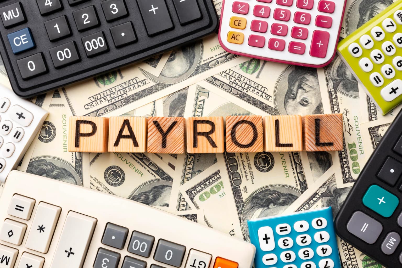 Pakai Jasa Konsultan Pajak atau Jasa Payroll Outsourcing?