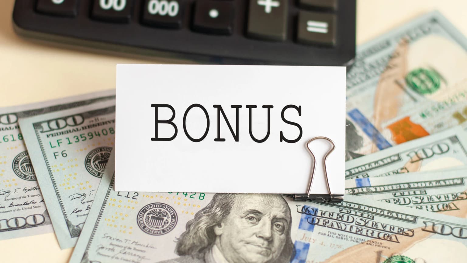 Perbedaan Insentif dan Bonus yang Karyawan Harus Pahami