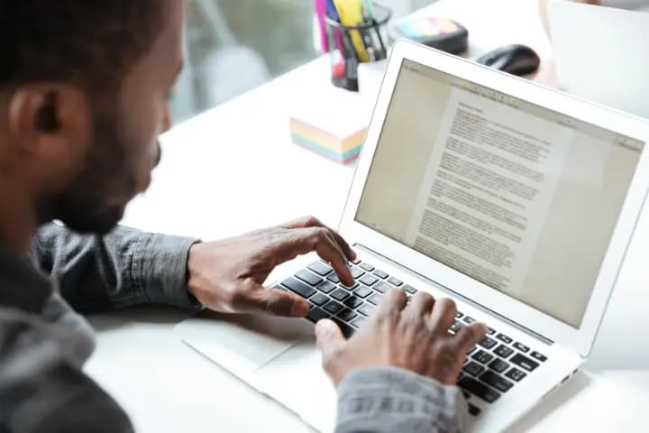 5 Cara Menghilangkan Garis Merah di Word dengan Cepat