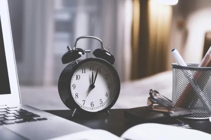 5 Keuntungan Datang Tepat Waktu ke Kantor Setiap Hari