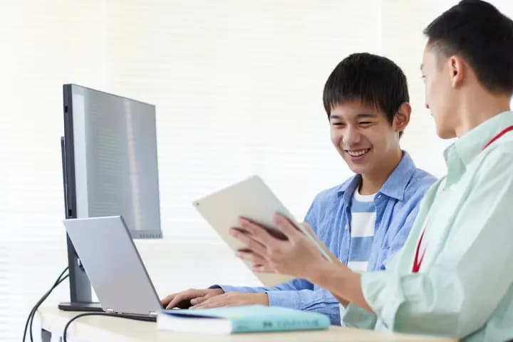 6 Perbandingan Program Absensi Sidik Jari dan Absensi Online