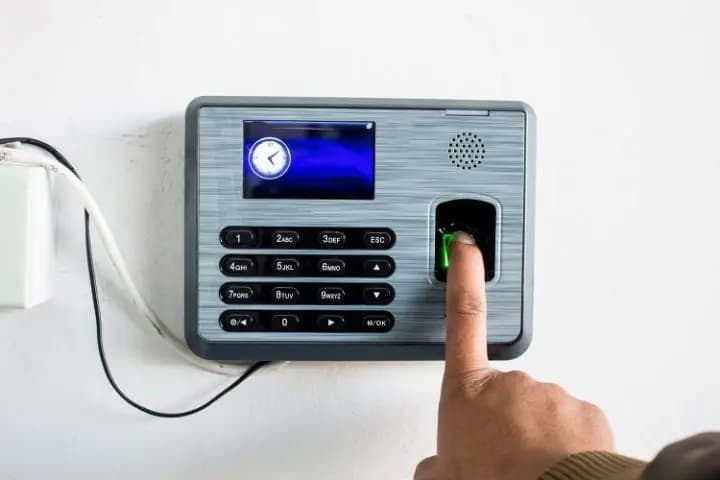 HR Harus Waspada! Ini Cara Karyawan Mengakali Absensi Fingerprint