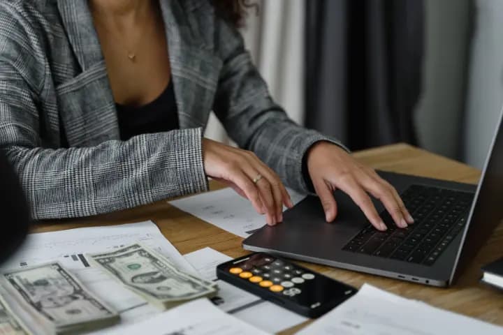 In House Payroll vs Payroll Outsourcing: Bagaimana Menentukannya?