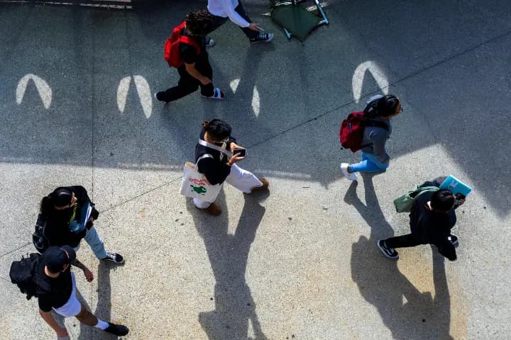 Mobilitas Sosial: Pengertian, Jenis, Contoh, dan Faktor Penghambatnya