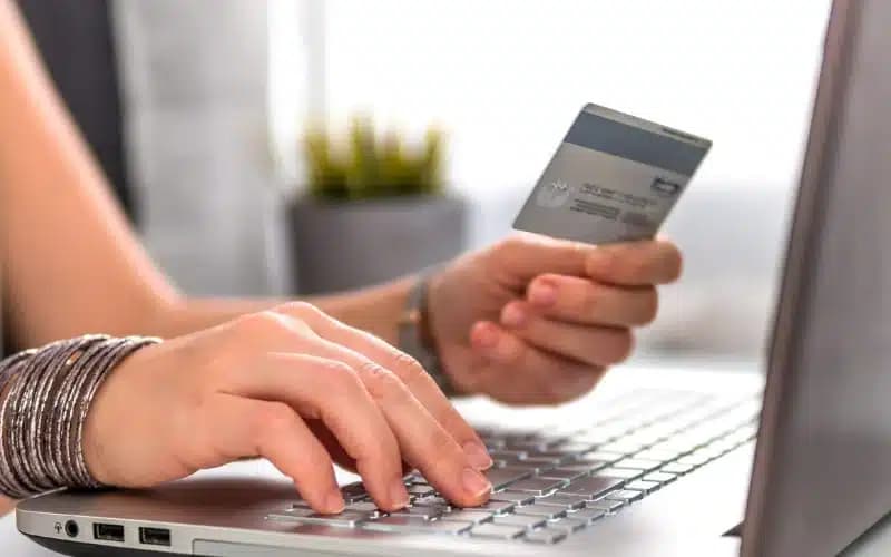 Payroll Pakai Kartu Kredit vs. Debit: Mana yang Lebih Menguntungkan untuk Bisnis Kamu?