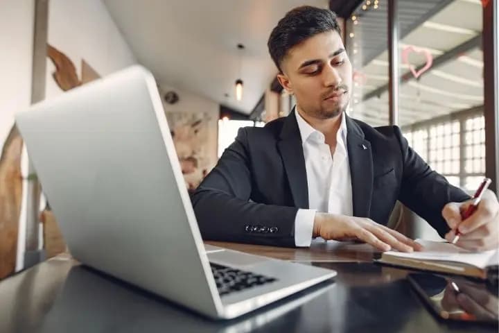 Pengertian Dedikasi, Contoh, dan Tips Menunjukkannya dalam Bekerja