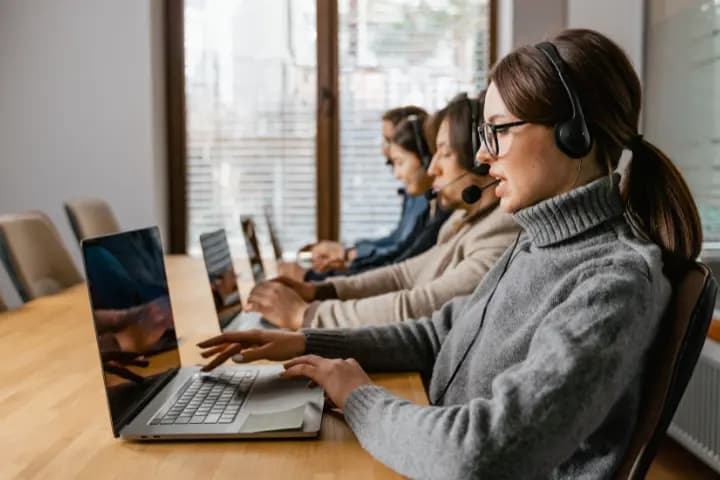 Perlu Sistem Absen Harian yang Efektif? LinovHR Solusinya