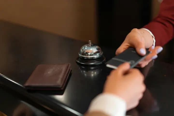 Pusing Atur Jadwal Shift Kerja Karyawan di Hotel? LinovHR Solusinya!