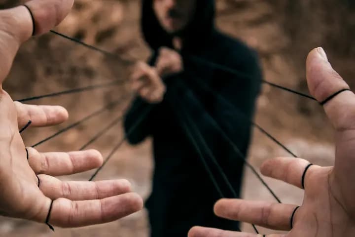 Sifat Manipulatif: Ciri-Ciri dan Alasan Orang Melakukannya