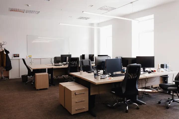 Tata Ruang Kantor Terbuka VS Tertutup, Mana yang Lebih Baik