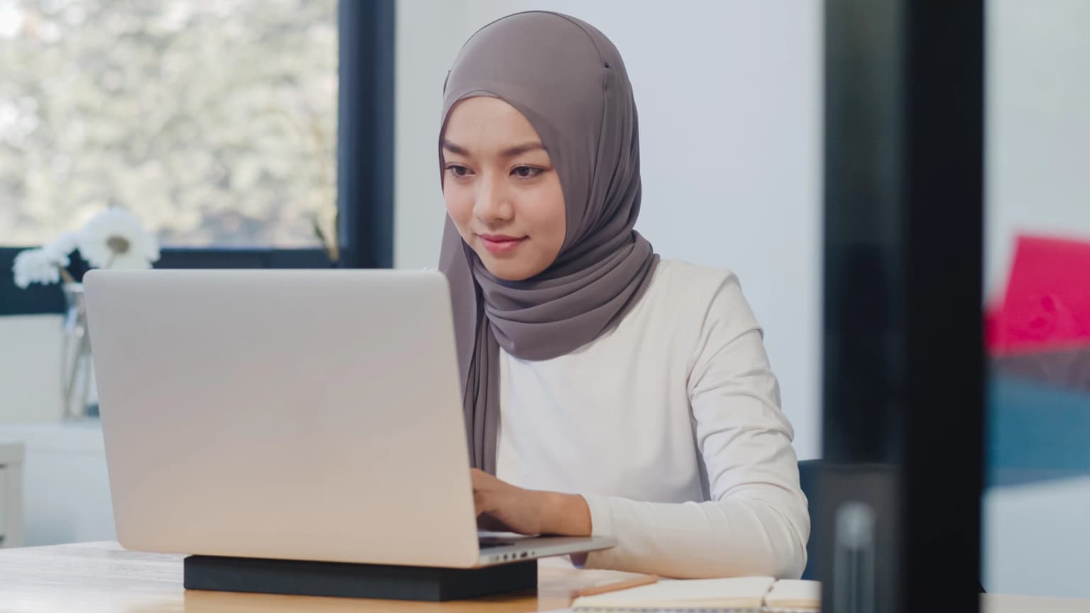 Aturan Lembur Karyawan Perempuan di Indonesia