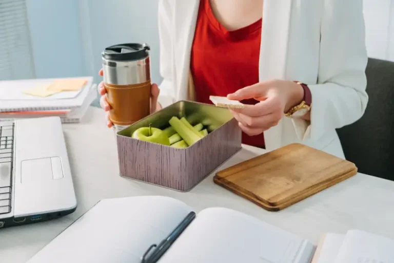 10 Rekomendasi Menu Makan Siang Kantor Lezat!