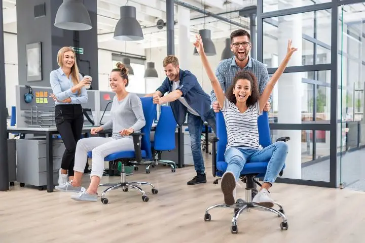 20 Ide Fun Friday Seru yang Bisa Dilakukan di Kantor