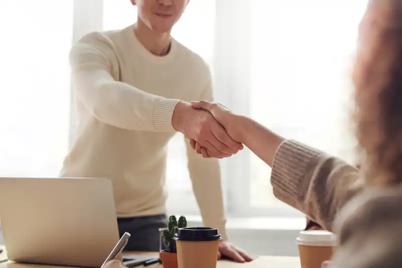 Client adalah orang yang membeli sesuatu atau memperoleh layanan