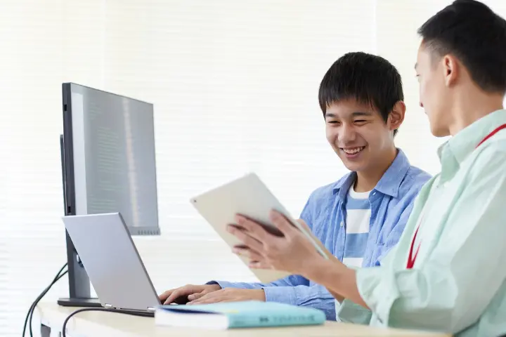 6 Perbandingan Program Absensi Sidik Jari dan Absensi Online