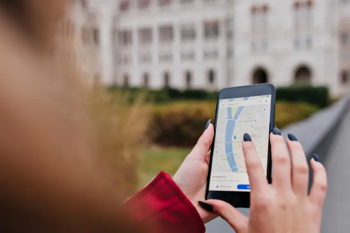 Absensi Berbasis GPS LinovHR, Solusi Catat Kehadiran Karyawan yang Akurat