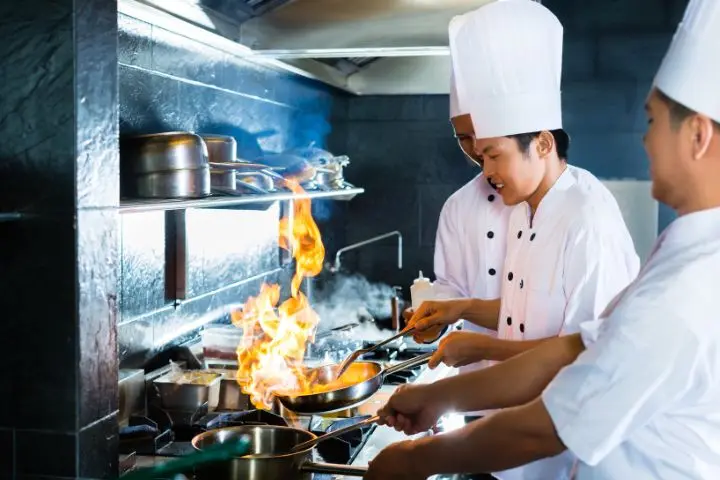 Chef dan Koki, Apa Saja Perbedaannya? Cari Tahu Disini!
