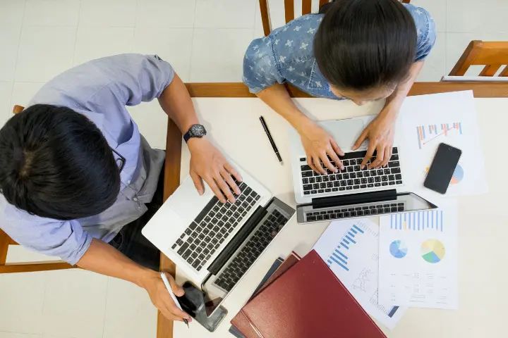 HRIS vs Software Outsourcing: Manakah yang Lebih Baik untuk Perusahaan?