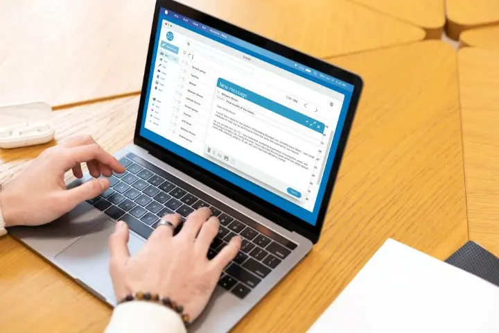Kapan Waktu yang Tepat Mengirim Email ke Kandidat? Ini Hari dan Jam Terbaiknya