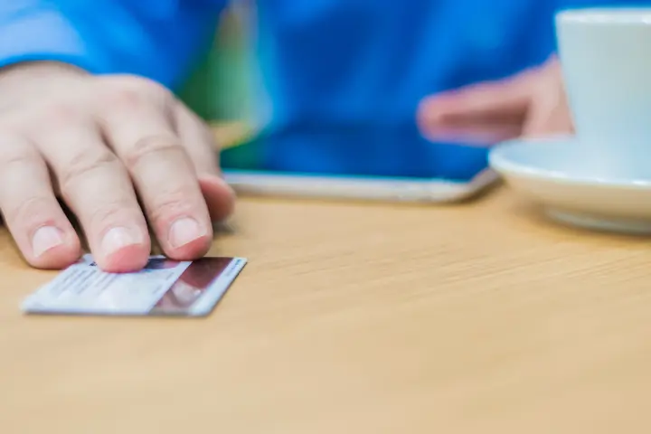 Masih Relevankah Kartu Absensi Karyawan di Era Digital Saat Ini?