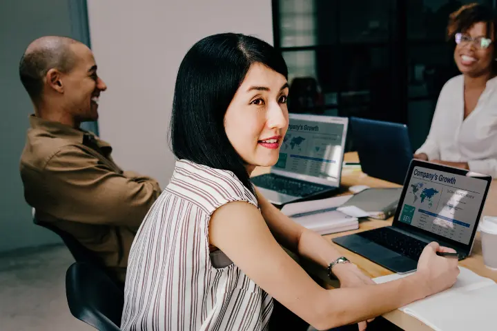 Membandingkan Software HRIS Indonesia dan Luar Negeri, Lebih Bagus Mana?