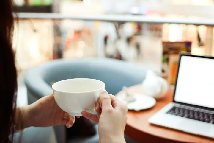 Mengenal Istilah Work from Cafe, Kelebihan dan Tipsnya