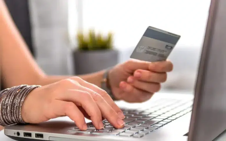 Payroll Pakai Kartu Kredit vs Debit Mana yang Lebih Menguntungkan untuk Bisnis Kamu