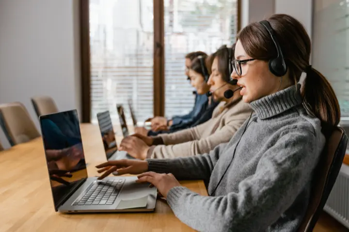 Perlu Sistem Absen Harian yang Efektif? LinovHR Solusinya