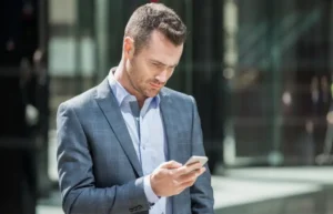 Perlukah Perusahaan Memberi Tunjangan Pulsa kepada Karyawan?