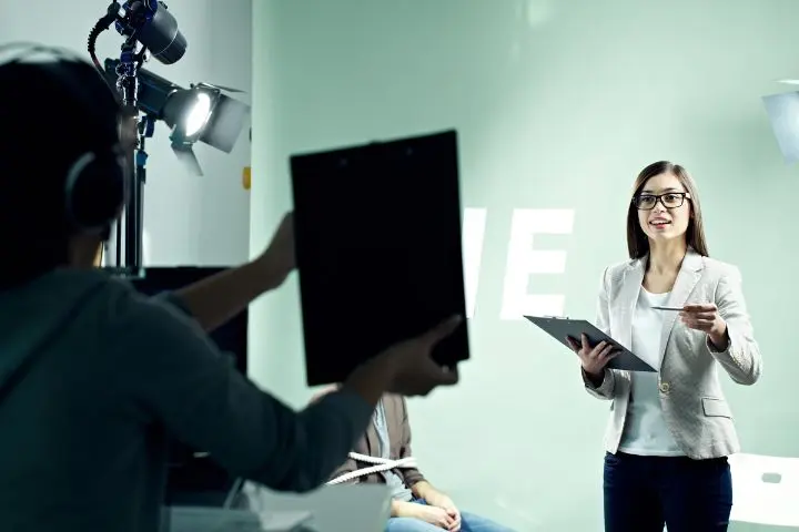 Ingin Jadi Presenter Profesional? Simak Penjelasan Lengkapnya di Sini!