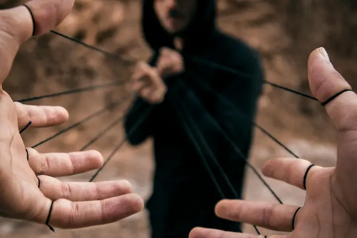 Sifat Manipulatif: Ciri-Ciri dan Alasan Orang Melakukannya