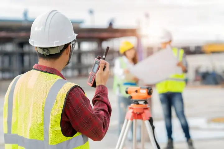 Surveyor: Pengertian, Tugas, Skill, dan Besaran Gaji