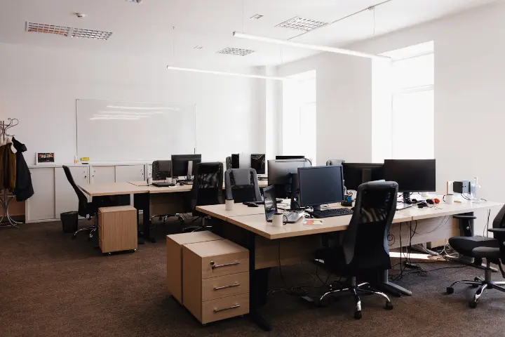 Tata Ruang Kantor Terbuka VS Tertutup, Mana yang Lebih Baik