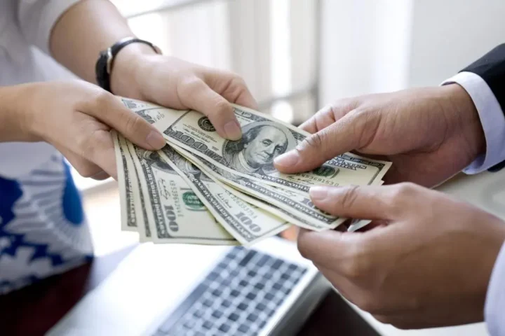 Wajibkah perusahaan memberikan pinjaman ke karyawannya