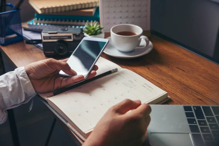 Karyawan Sering Tidak Masuk Kerja Atau Bolos? Gunakan Aplikasi Absen Online!