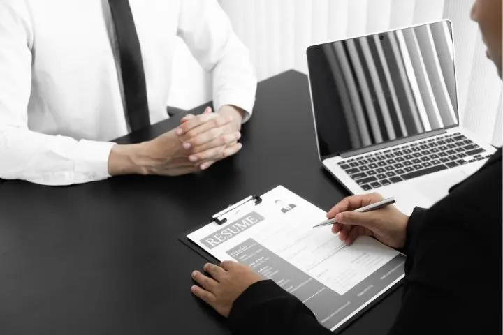 Hiring adalah: Pengertian, Fungsi, Tahapan, Perbedaannya dengan Rekrutmen