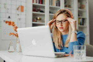 Karyawan Overwork? Berapa Jam Kerja Efektif Sebenarnya?